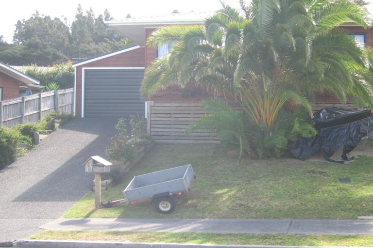 Photo of property in 2/21 Heathglen Place, Bayview, Auckland, 0629