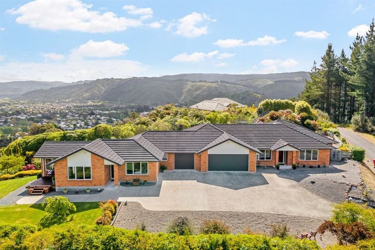 Photo of property in 1 Valley View Way, Timberlea, Upper Hutt, 5018