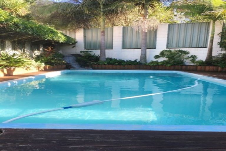 Photo of property in 7 Girrahween Drive, Totara Vale, Auckland, 0629