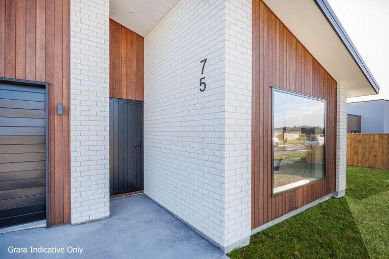 Photo of property in 75 Atlantic Drive, Fitzherbert, Palmerston North, 4410