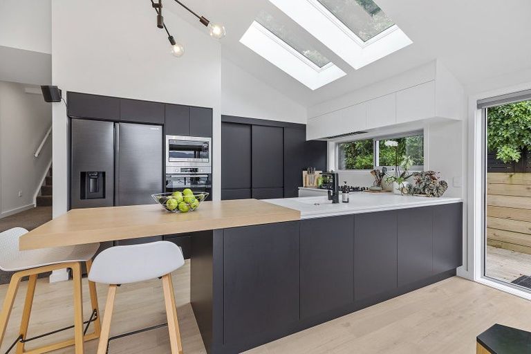 Photo of property in 111a Breaker Bay Road, Breaker Bay, Wellington, 6022