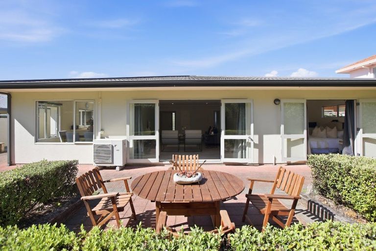 Photo of property in 5 Kawaroa Close, New Plymouth, 4310