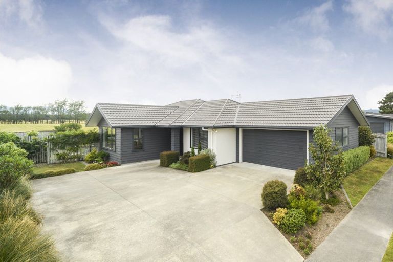 Photo of property in 15 Lorenzo Place, Kelvin Grove, Palmerston North, 4414