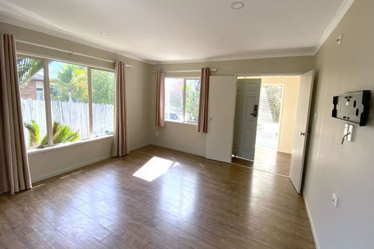 Photo of property in 12 Neaptide Close, Red Beach, 0932