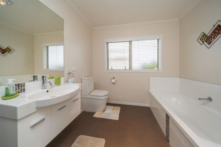 Photo of property in 8 Larlin Heights, Hawera, 4675