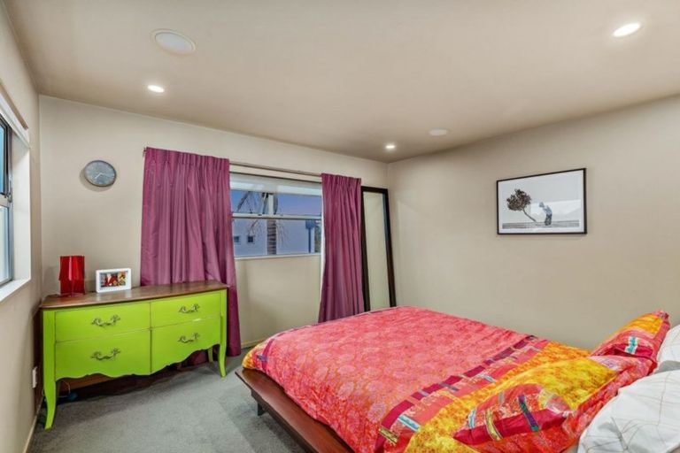 Photo of property in 9a Lupetti Rise, West Harbour, Auckland, 0618