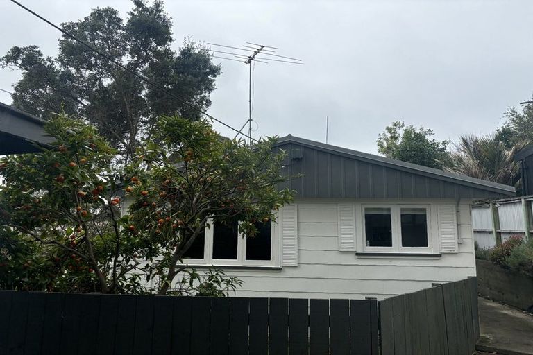 Photo of property in 2/10 William Bond Street, Stanley Point, Auckland, 0624