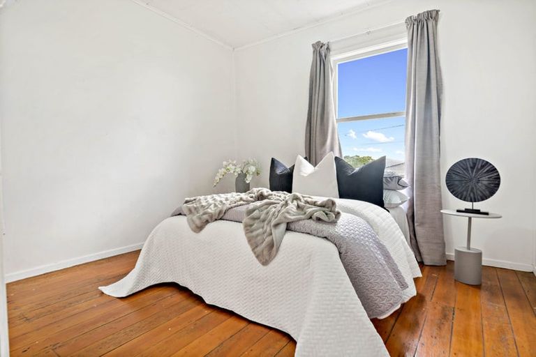 Photo of property in 129 Sunnyside Road, Sunnyvale, Auckland, 0612
