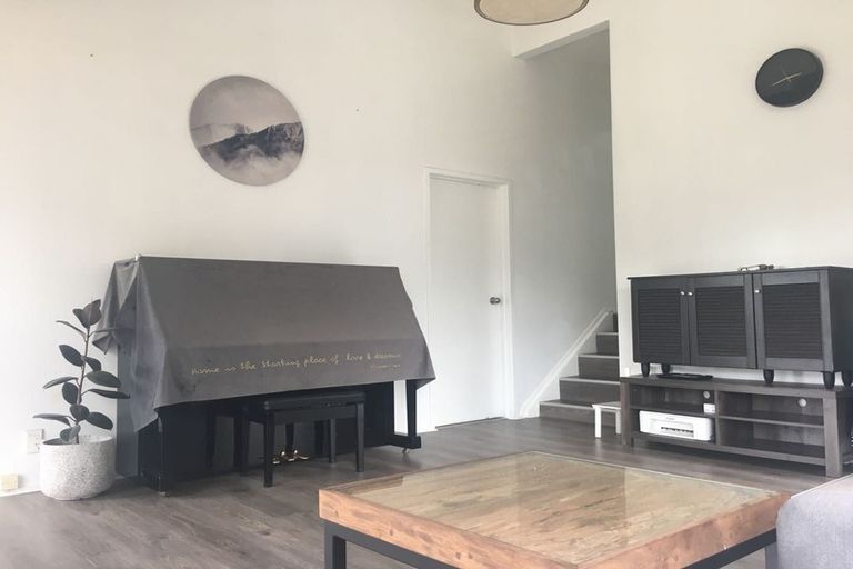 Photo of property in 1/595 Glenfield Road, Totara Vale, Auckland, 0629