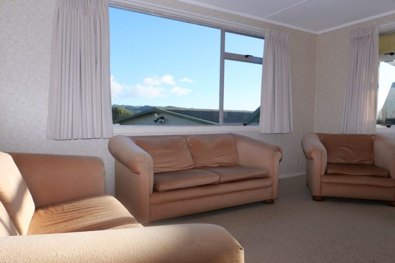 Photo of property in 115 Gloaming Hill, Titahi Bay, Porirua, 5022