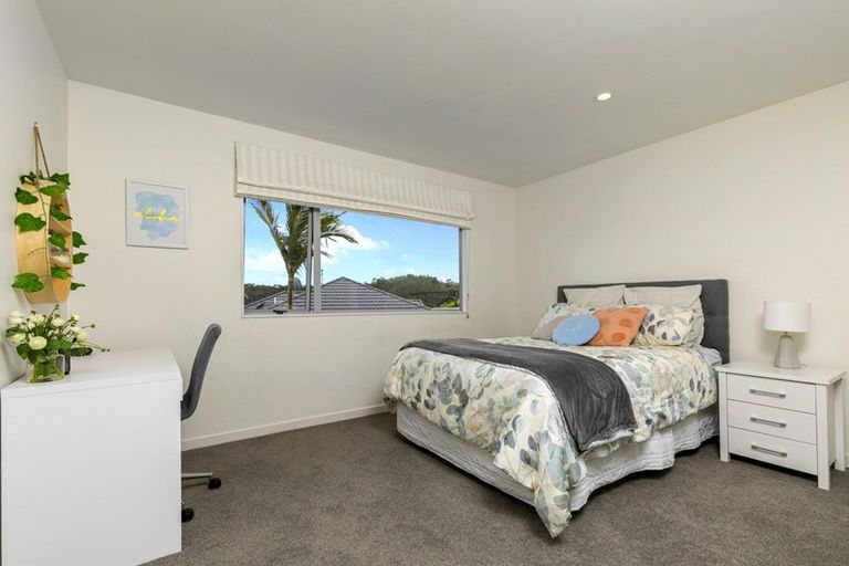 Photo of property in 23 George Deane Place, Greenhithe, Auckland, 0632