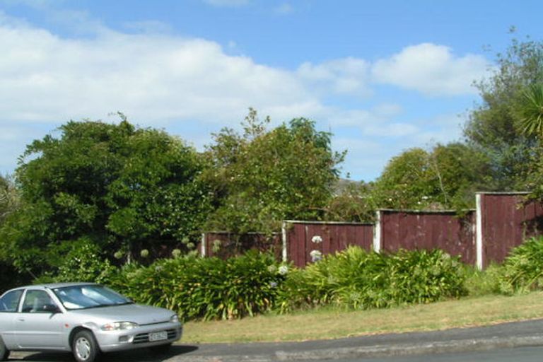 Photo of property in 2/13 Paruru Avenue, Northcote, Auckland, 0627