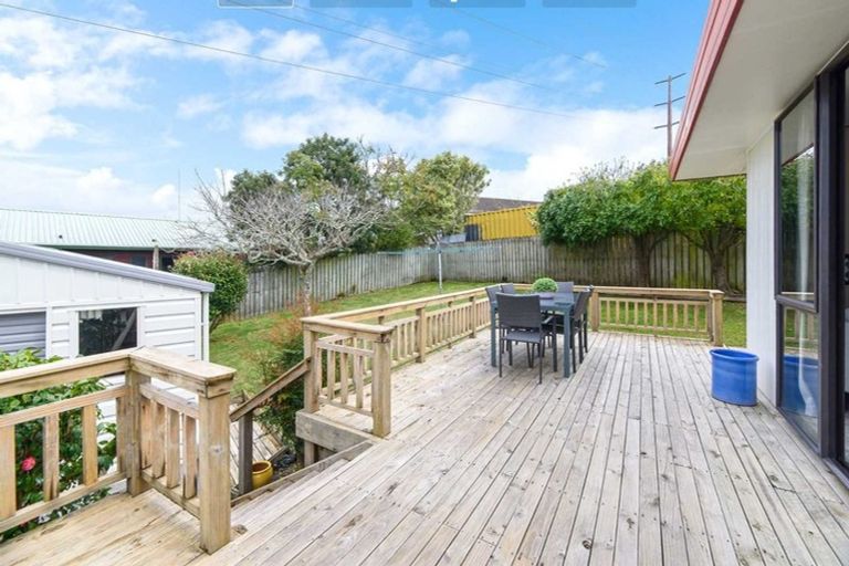 Photo of property in 72 Totaravale Drive, Totara Vale, Auckland, 0629