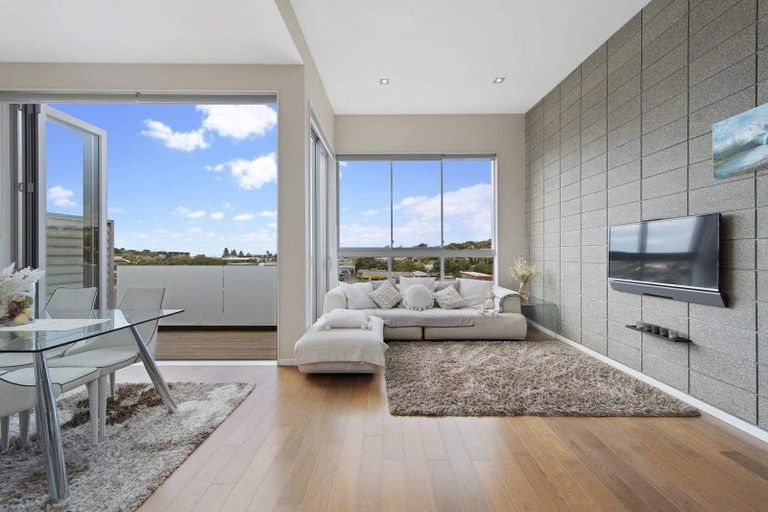 Photo of property in Wilk Heights, 15/8 Wilk Lane, Browns Bay, Auckland, 0630