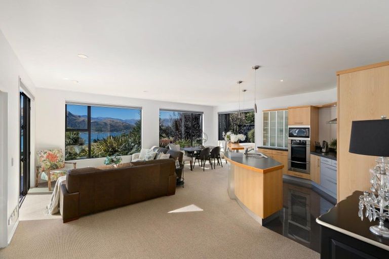 Photo of property in 17 Milward Place, Kelvin Heights, Queenstown, 9300