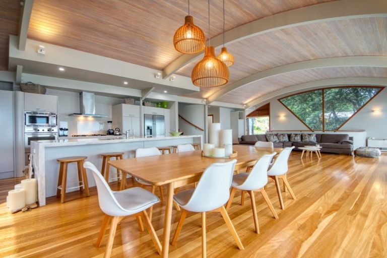 Photo of property in 87 Marine Parade North, Piha, 0772