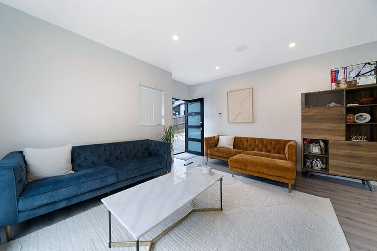 Photo of property in 8/105 Hobsonville Road, West Harbour, Auckland, 0618