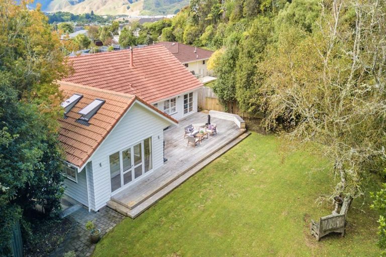 Photo of property in 8 Saint Annes Square, Tawa, Wellington, 5028