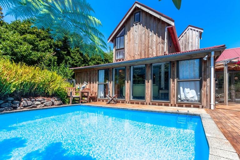 Photo of property in 2 Oxford Terrace, Coromandel, 3506