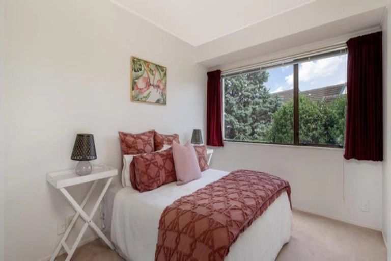 Photo of property in 2/77 Aberfeldy Avenue, Highland Park, Auckland, 2010