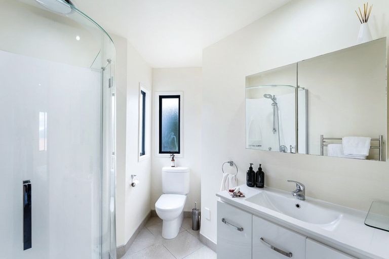 Photo of property in 75a Dress Circle, Newlands, Wellington, 6037