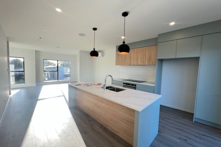 Photo of property in 3/105 Hobsonville Road, West Harbour, Auckland, 0618