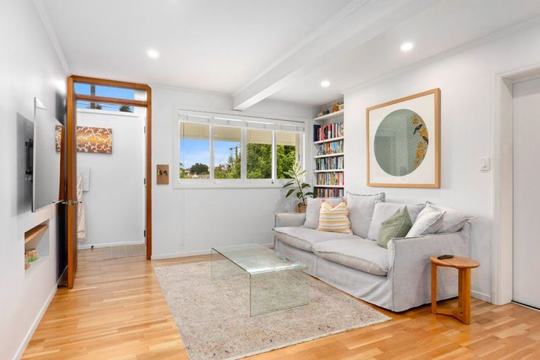 Photo of property in 70 Selwyn Crescent, Forrest Hill, Auckland, 0620