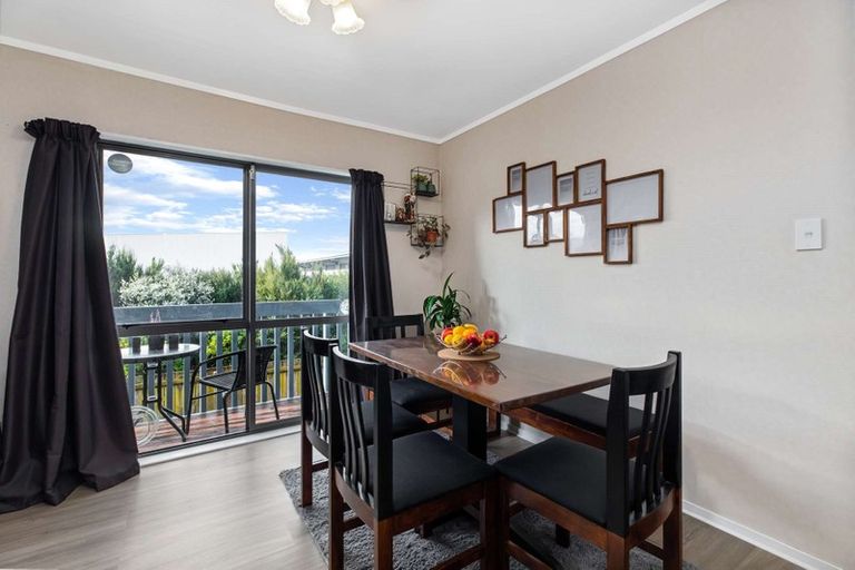 Photo of property in 2/15 Eulogy Place, Randwick Park, Auckland, 2105
