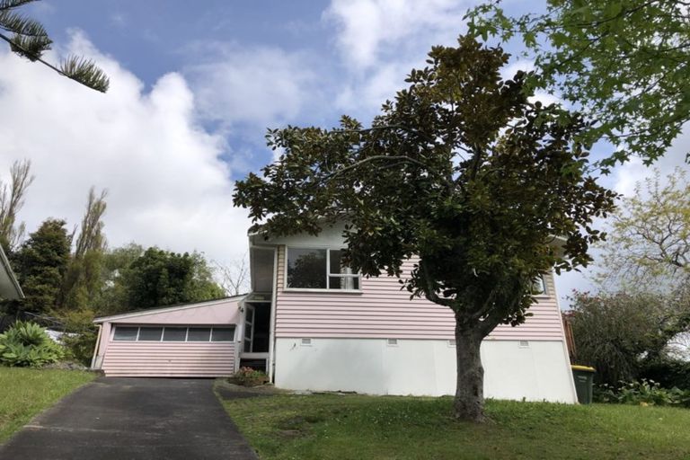 Photo of property in 3 Tahu Crescent, Sunnynook, Auckland, 0620
