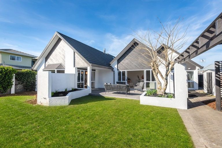 Photo of property in 27 Creese Place, Redwood, Christchurch, 8051