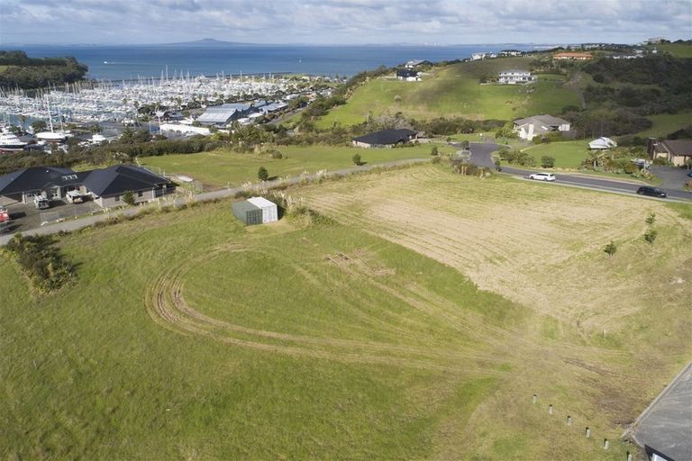 Photo of property in 3 Laguna Place, Matakatia, Whangaparaoa, 0930