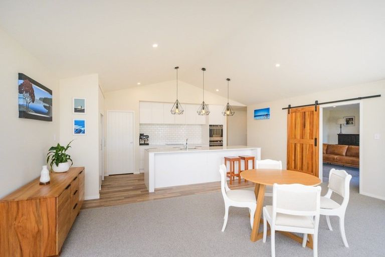 Photo of property in 48 Vaucluse Heights, Fitzherbert, Palmerston North, 4410