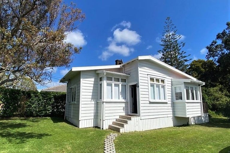 Photo of property in 8 Gazelle Avenue, Beach Haven, Auckland, 0626