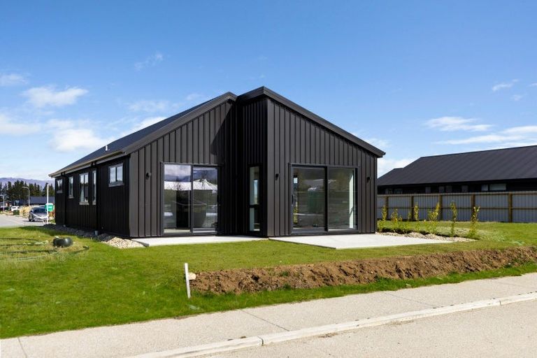 Photo of property in 22 Riley Street, Lake Hawea, 9382