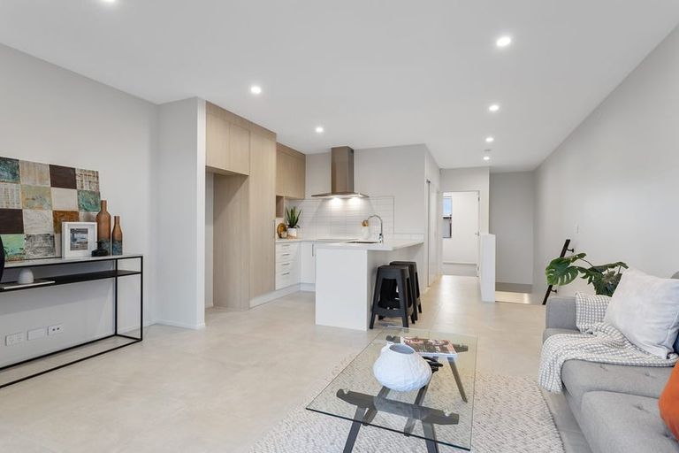 Photo of property in 2 Tara Lane, Manurewa, 2102