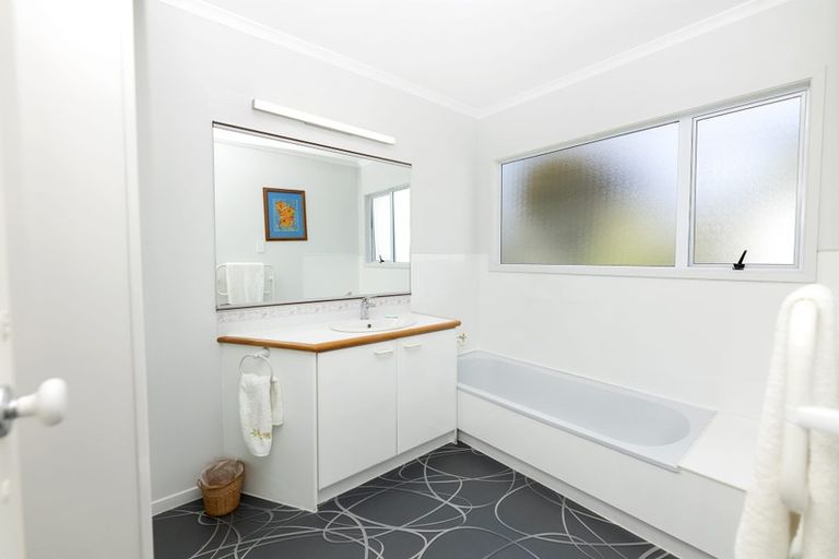 Photo of property in 1 Larsen Place, Merrilands, New Plymouth, 4312