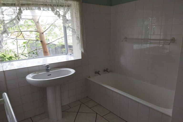 Photo of property in 279 Great North Road, Henderson, Auckland, 0612