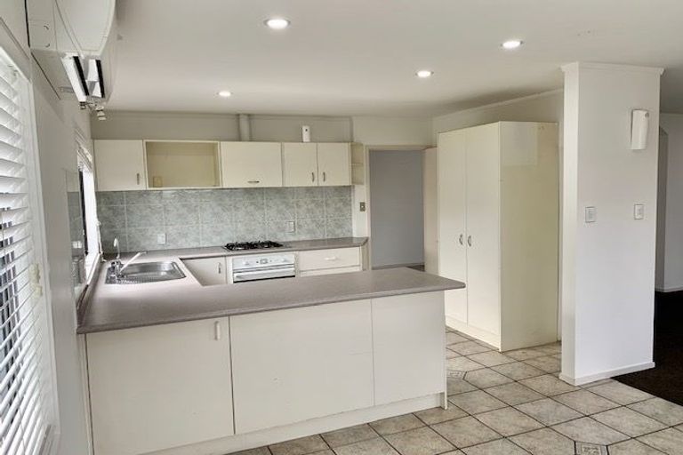 Photo of property in 2/90 Pupuke Road, Hillcrest, Auckland, 0627