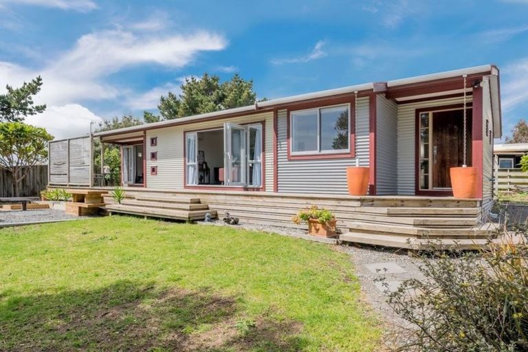 Photo of property in 52 Rutherford Drive, Waikanae Beach, Waikanae, 5036