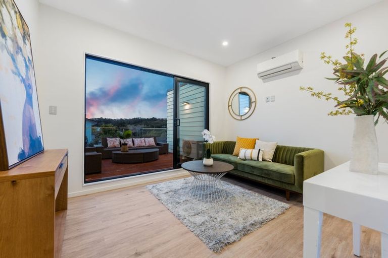 Photo of property in 3/14 Sabot Place, Massey, Auckland, 0614