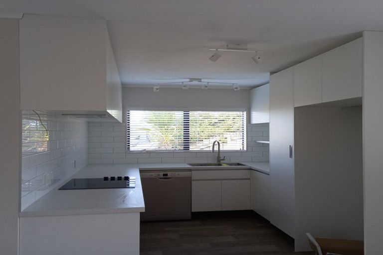 Photo of property in 2/7 Kitewao Street, Northcote, Auckland, 0627
