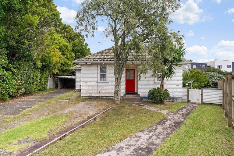 Photo of property in 9 Mavis Place, Beach Haven, Auckland, 0626