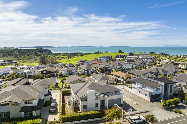 Photo of property in 33 Te Oneroa Way, Long Bay, Auckland, 0630