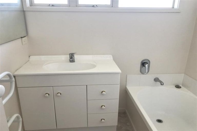 Photo of property in 5 Shearwater Rise, Rothesay Bay, Auckland, 0630