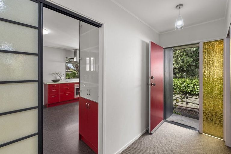 Photo of property in 2/5 Hanlon Crescent, Narrow Neck, Auckland, 0624