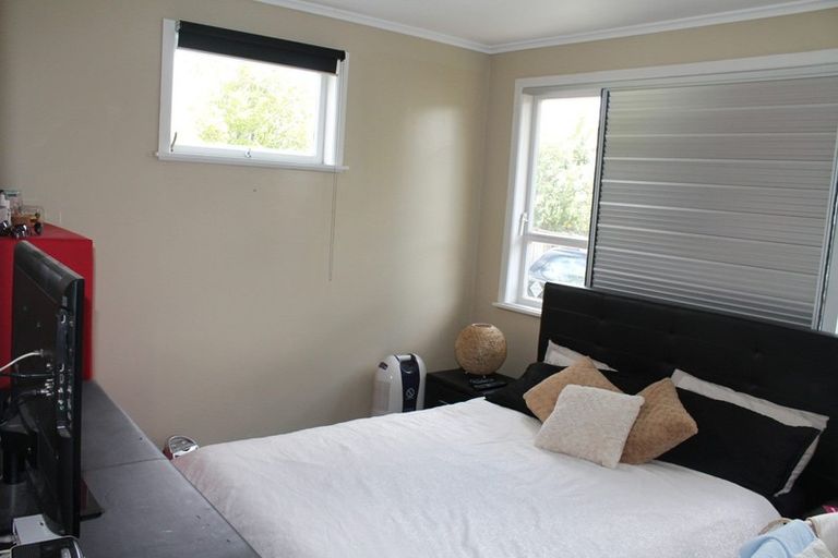 Photo of property in 43 Royal View Road, Te Atatu South, Auckland, 0610