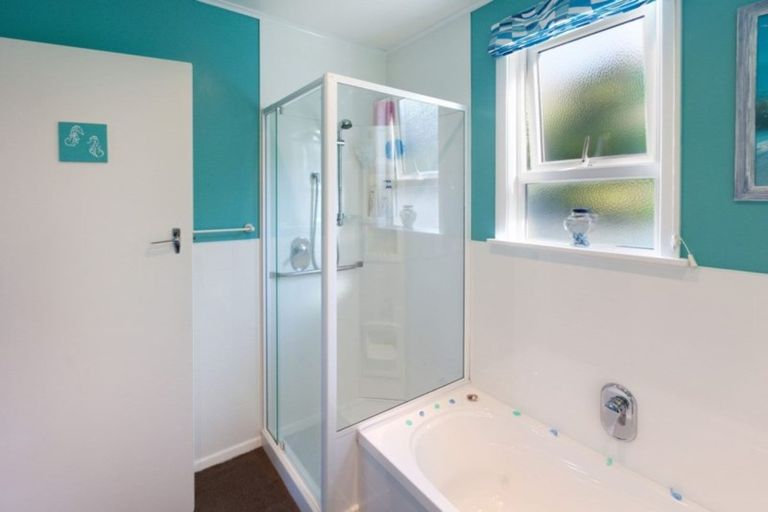 Photo of property in 4 Makora Grove, Paremata, Porirua, 5024