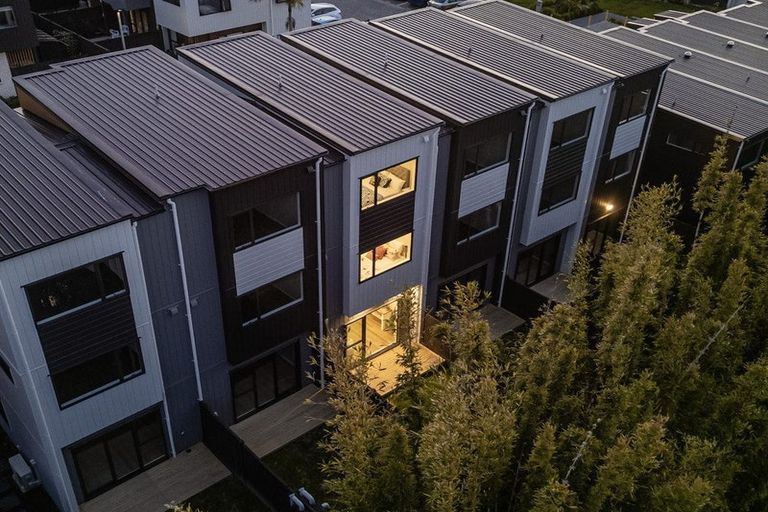 Photo of property in 7 Don Oliver Lane, Glen Eden, 0602