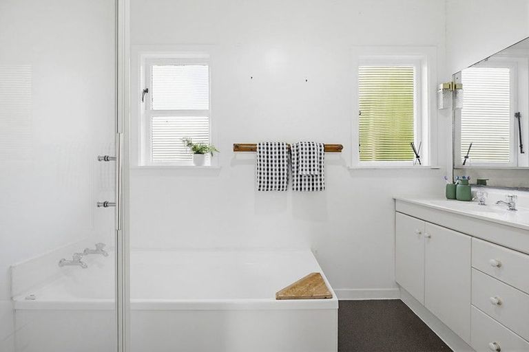 Photo of property in 9 Victory Crescent, Tawa, Wellington, 5028