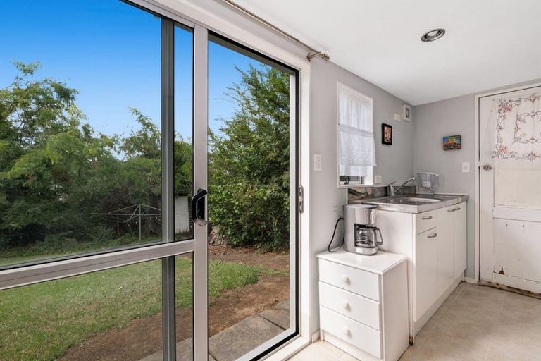 Photo of property in 415 Glenfield Road, Glenfield, Auckland, 0629